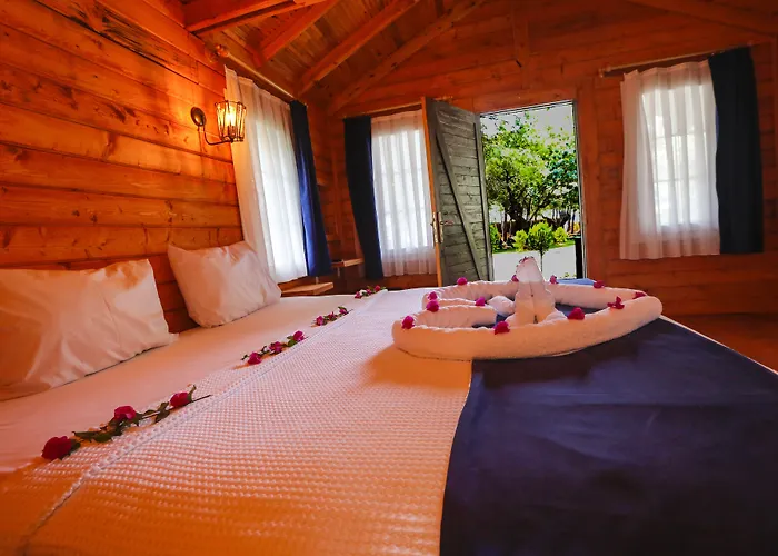 Pine & Bungallows מלון 4*